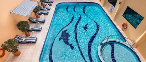 Een buitenzwembad en ligstoelen