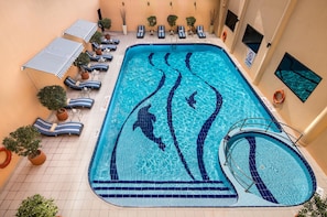 Outdoor pool, sun loungers - Marco Polo Hotel (Dubai)