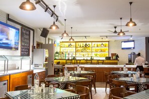 Desayuno buffet (AED 30 por persona)