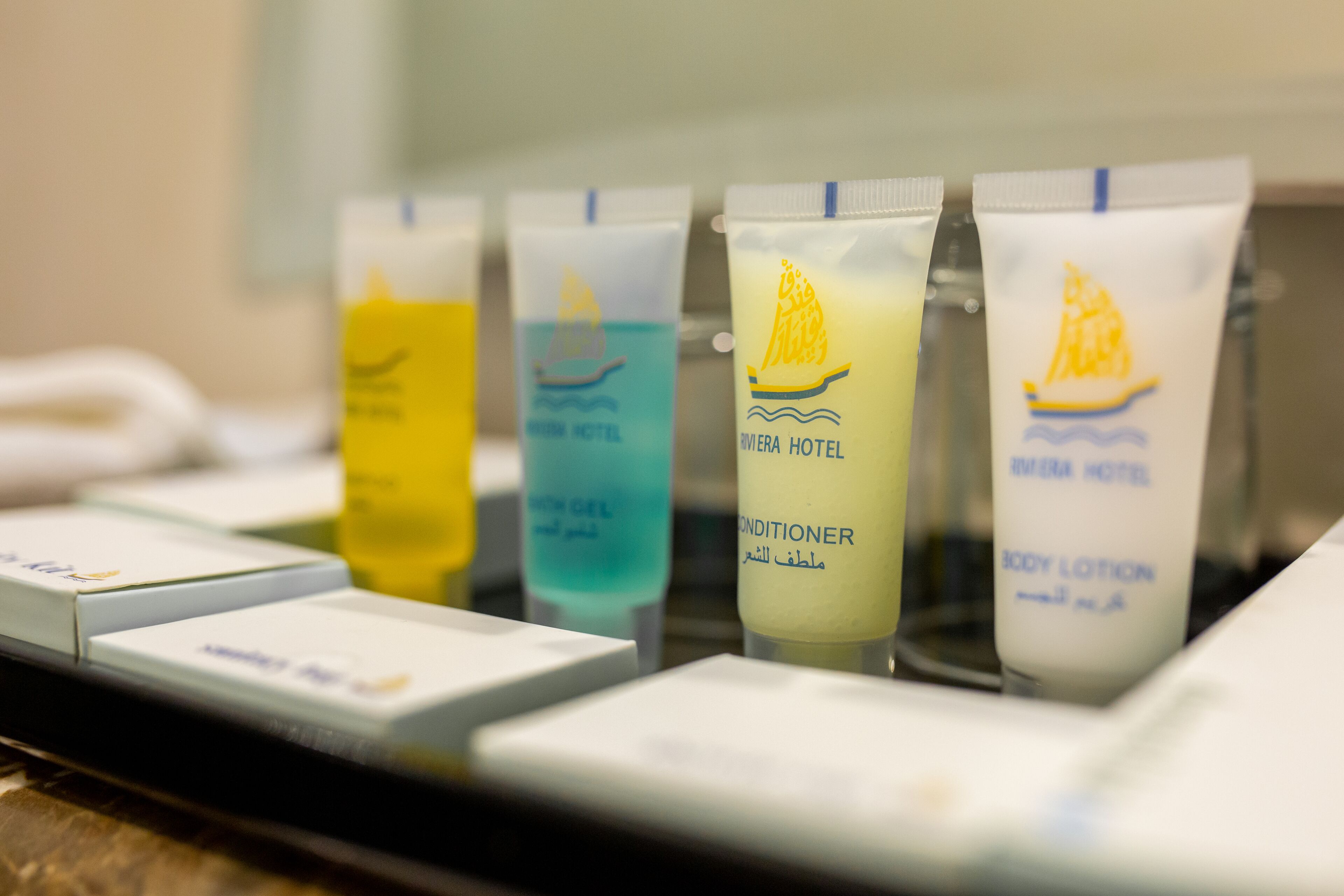 Uma fileira de produtos de higiene pessoal com etiquetas que indicam serem do Hotel Riviera.