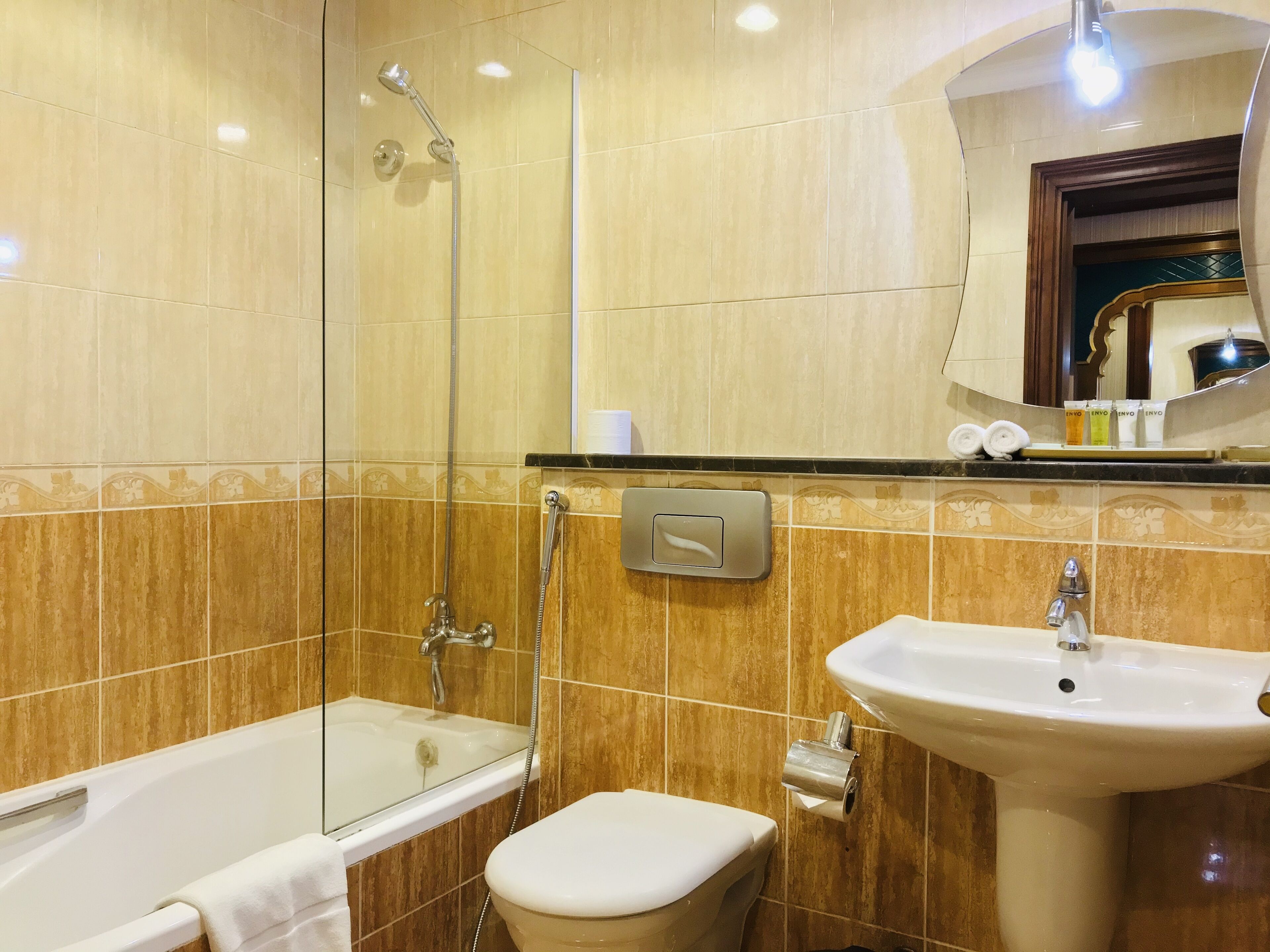 Ein Badezimmer mit Badewanne, Toilette und Waschbecken.