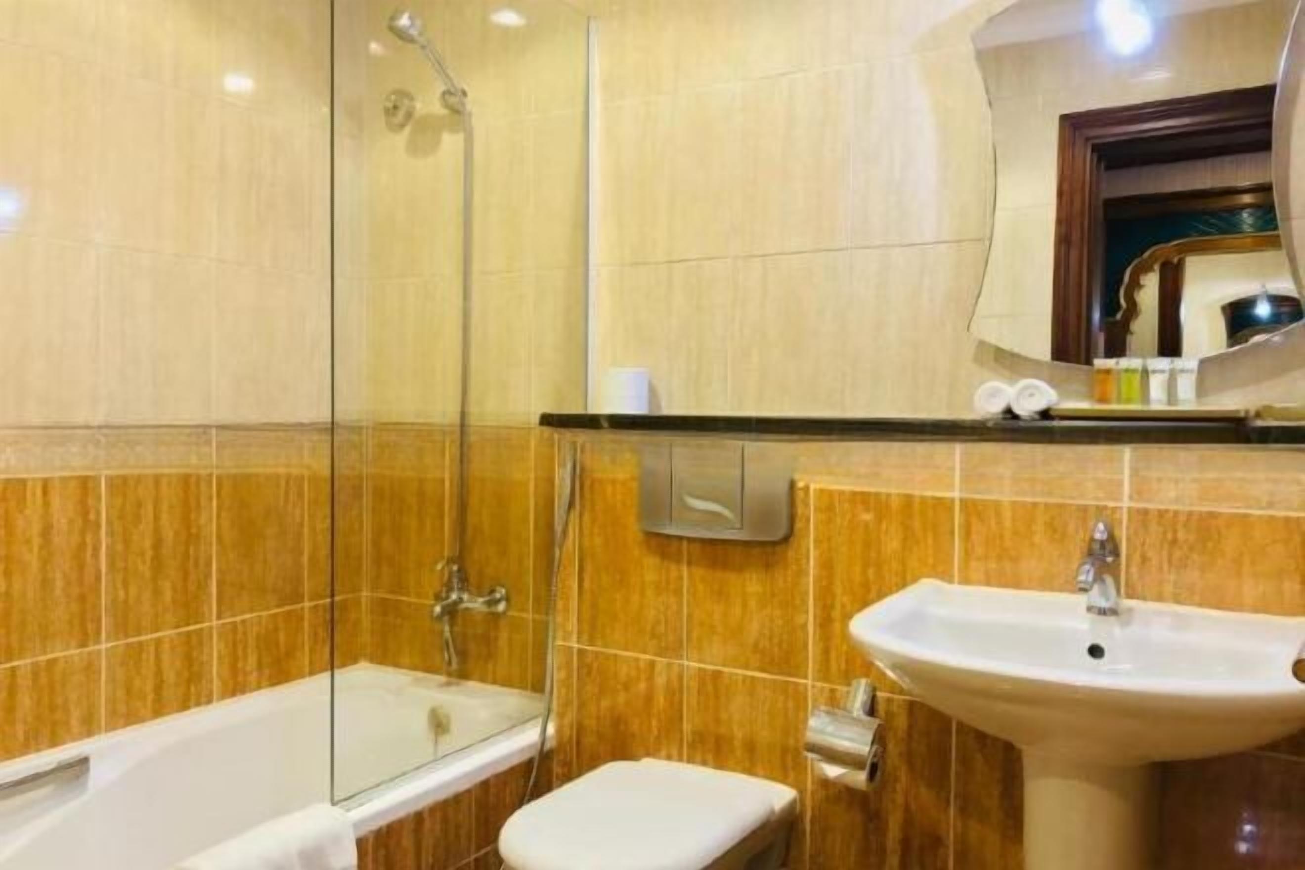 Kombinert dusj/badekar og dype avslapningsbadekar