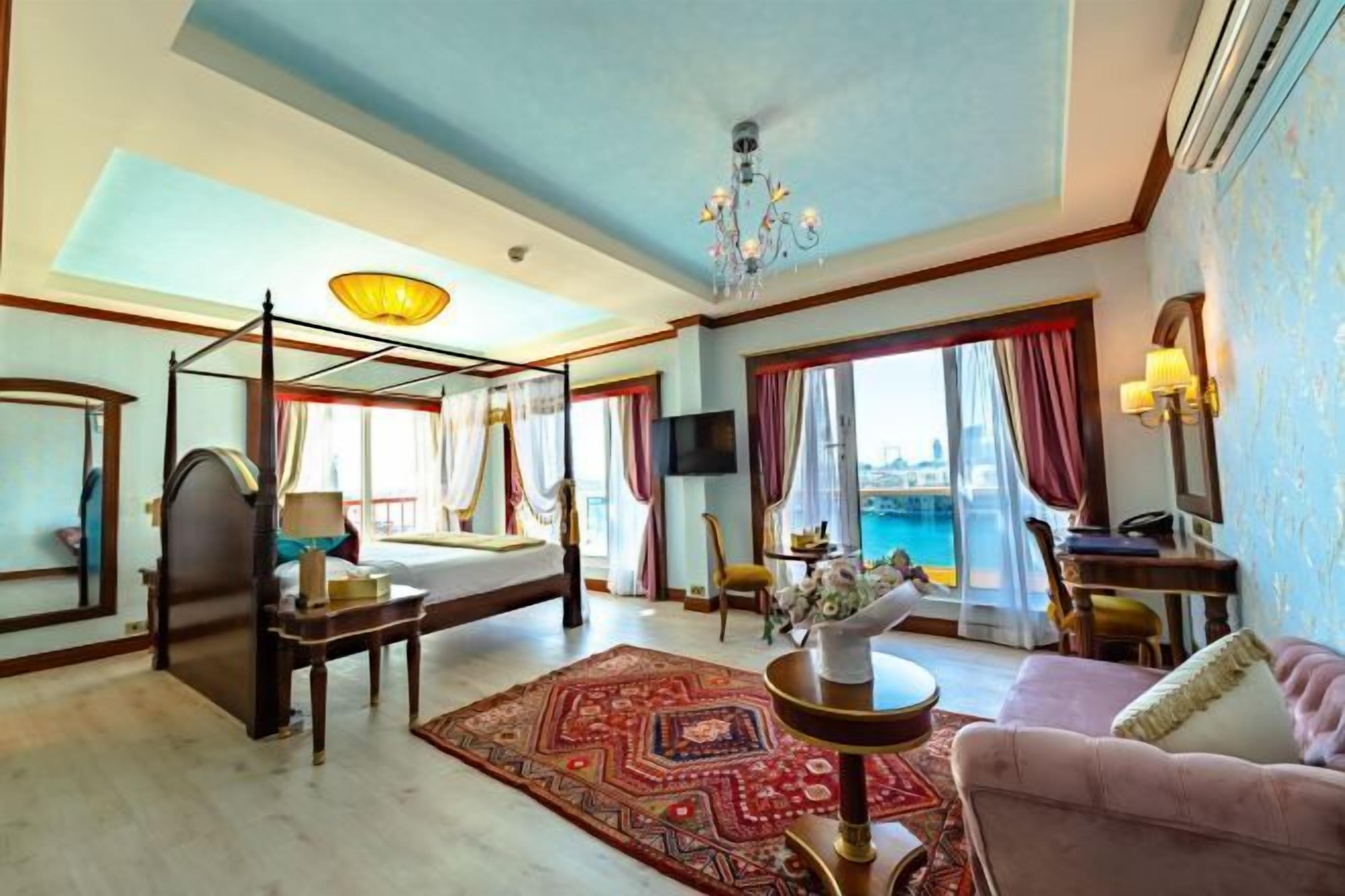 Minibar, in-room safe, individually decorated, individually furnished