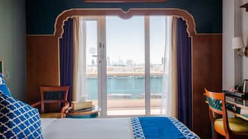 1 kamar tidur, minibar, brankas, dan didekorasi berbeda-beda