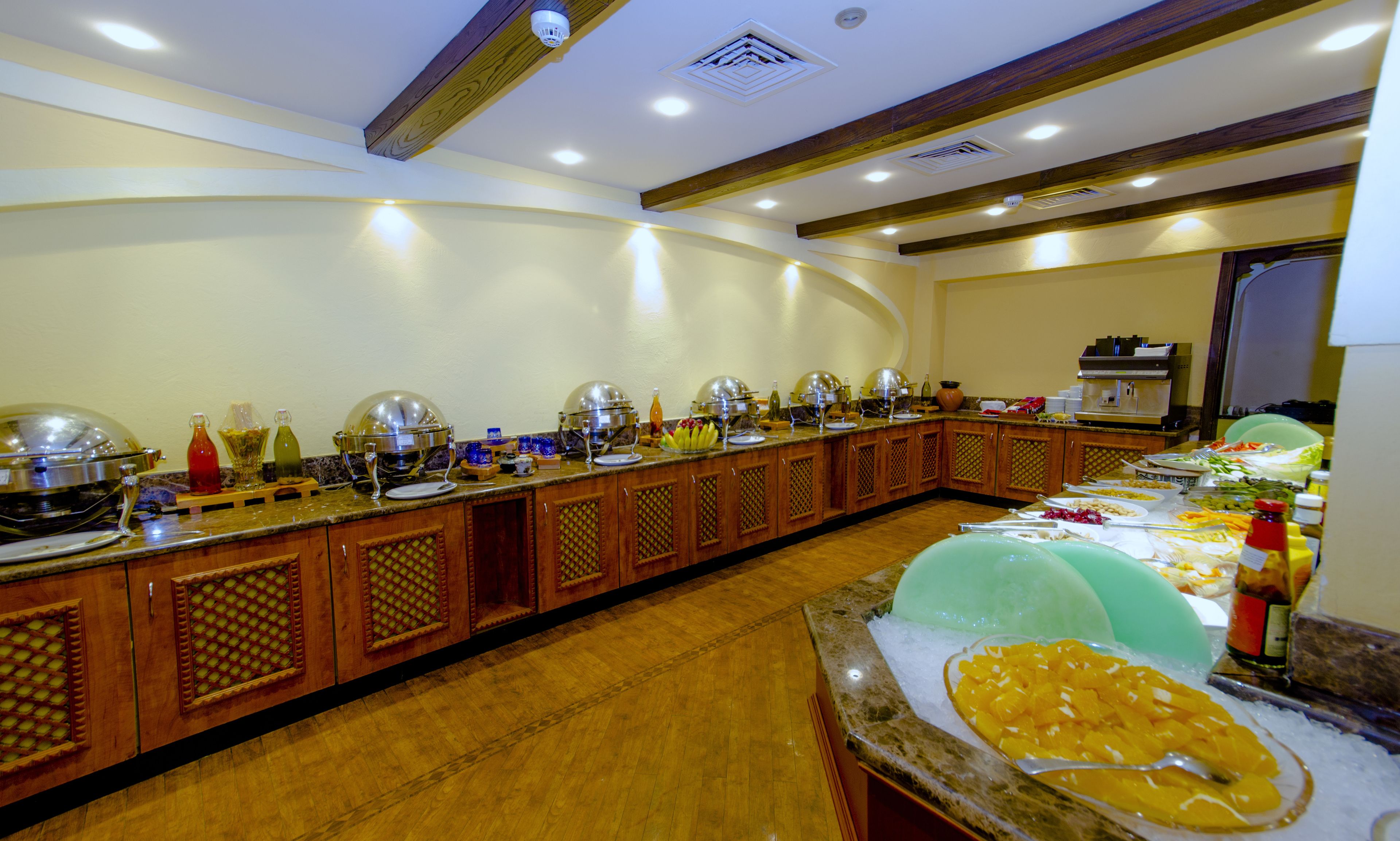 อาหารเช้าแบบบุฟเฟ่ต์ทุกวัน (AED 70 ต่อคน)