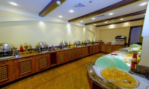 بوفيه فطور يوميًا بتكلفة قدرها (70 AED للشخص)