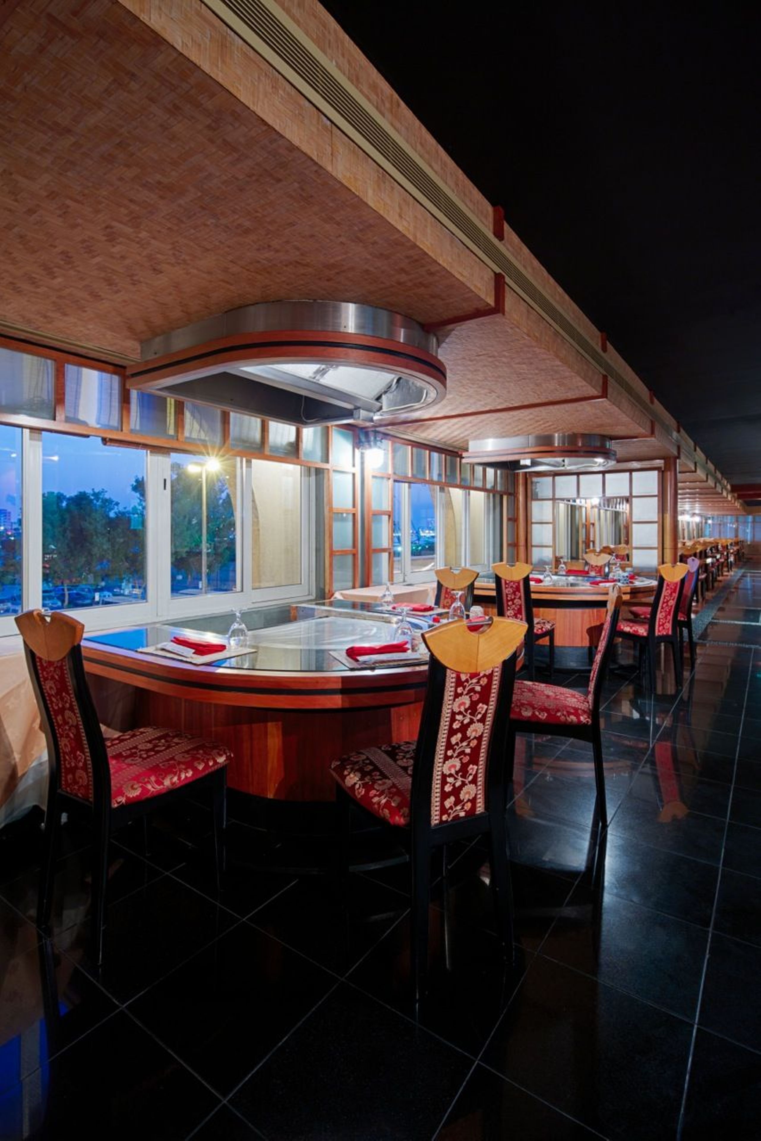 Hi ha 2 restaurants amb plats de cuina internacional 