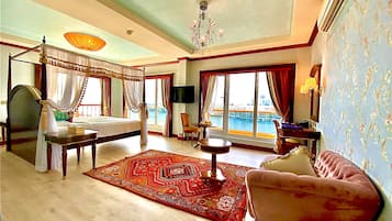 Royal suite, balkon (Dubai Creek View) | Een minibar, een kluis op de kamer, individueel gedecoreerd