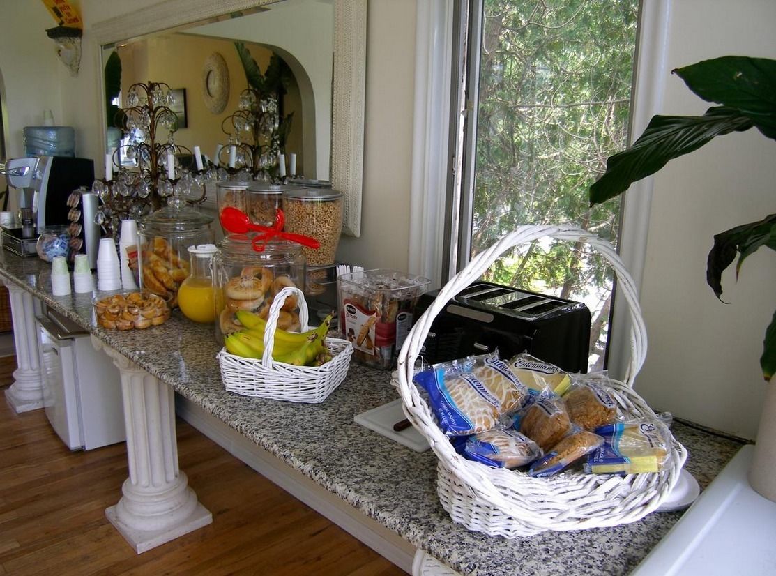 Un bufé de desayuno con diversas opciones de alimentos y bebidas.
