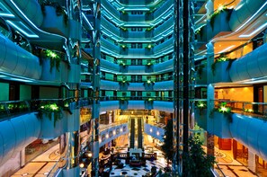 Lobby sitting area - Emirates Concorde Hotel & Suites (Dubai)