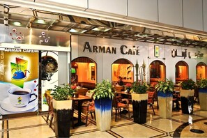 5 restaurants, breakfast, lunch, dinner served; international cuisine  - Emirates Concorde Hotel & Suites (Dubai)