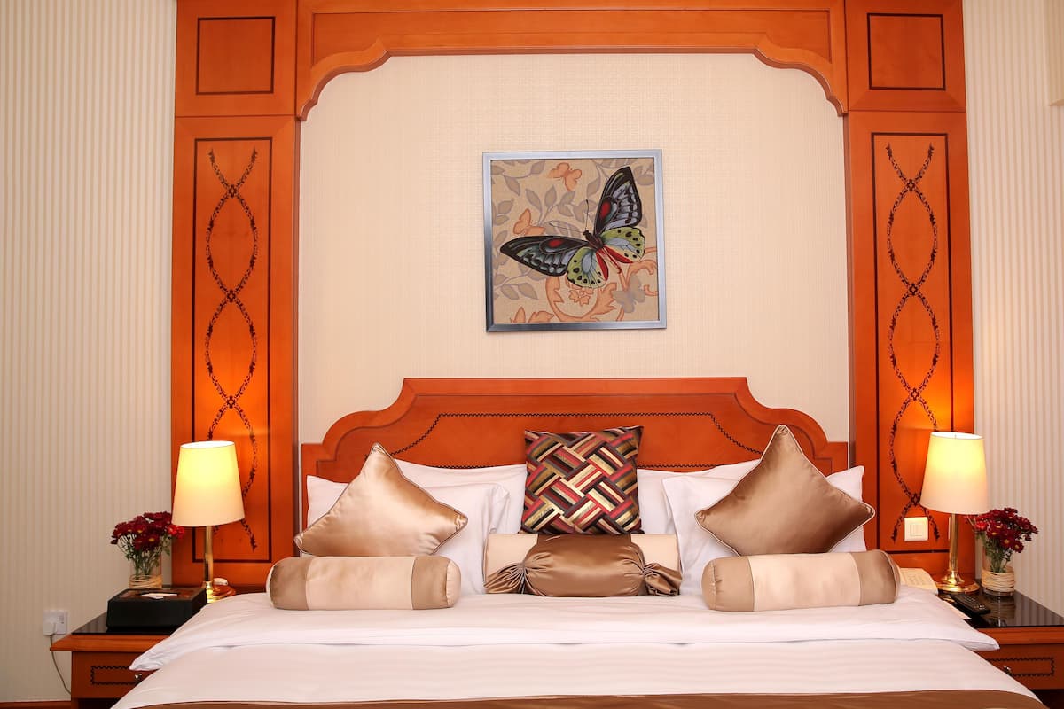 Deluxe Room | Minibar, in-room safe, individually decorated, individually furnished