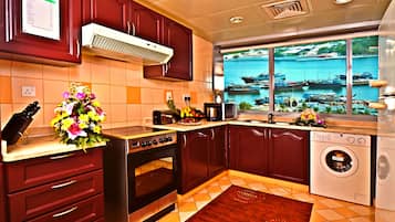 Standard Apartment, 3 Bedrooms | Private kitchen | Electric kettle