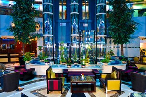 Lobby sitting area - Emirates Concorde Hotel & Suites (Dubai)