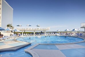 Außenpool (je nach Saison geöffnet), Sonnenschirme, Liegestühle