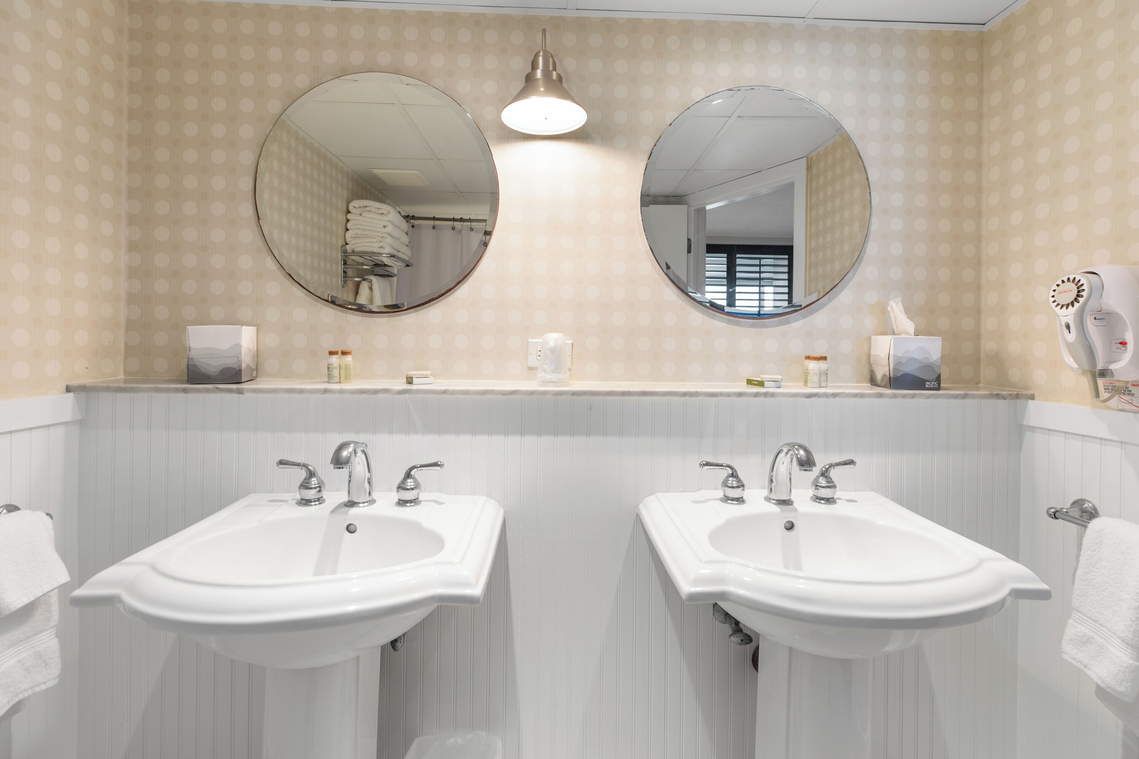 deluxe efficiency  | bathroom | hair dryer, towels