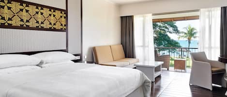 Room, 1 King Bed, Oceanfront (View) | Hypo-allergenic bedding, in-room safe, desk, blackout curtains