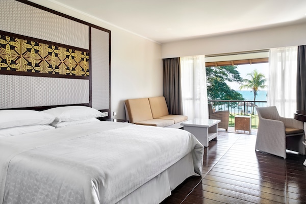 Kamar, 1 Tempat Tidur King, tepi laut (View) | Seprai antialergi, brankas, meja kerja, dan tirai kedap cahaya