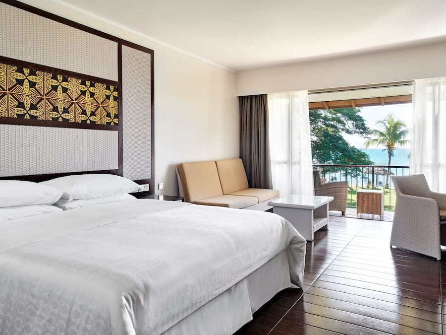 Phòng, 1 giường cỡ king, sát bãi biển (View) | Bộ đồ giường kháng dị ứng, két bảo mật tại phòng, bàn, màn/rèm cản sáng