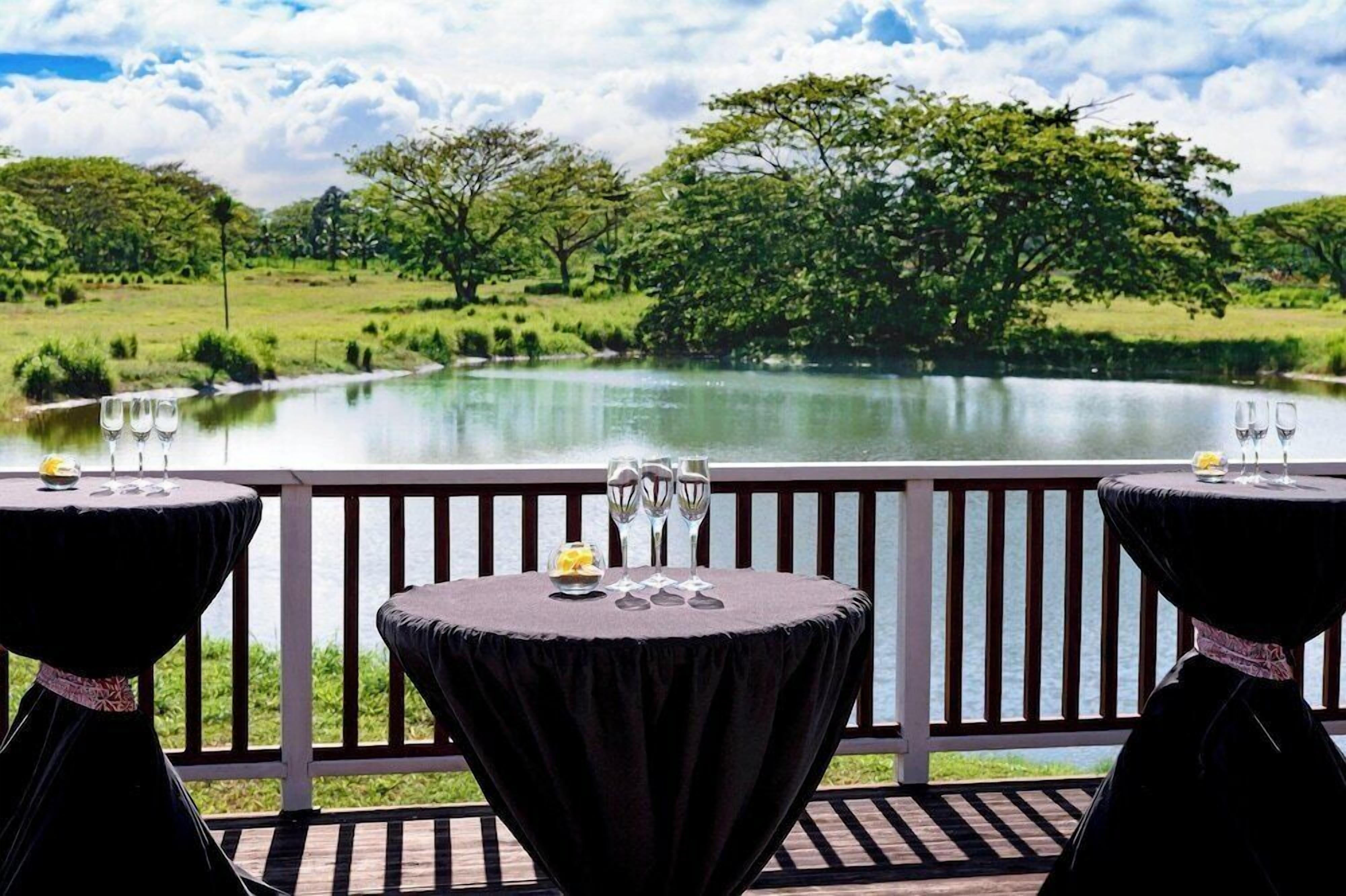 Serveert diner, strandzicht 