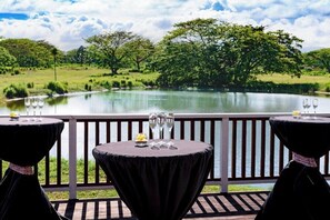 Ofereix vistes a la platja i s'hi serveixen sopars 