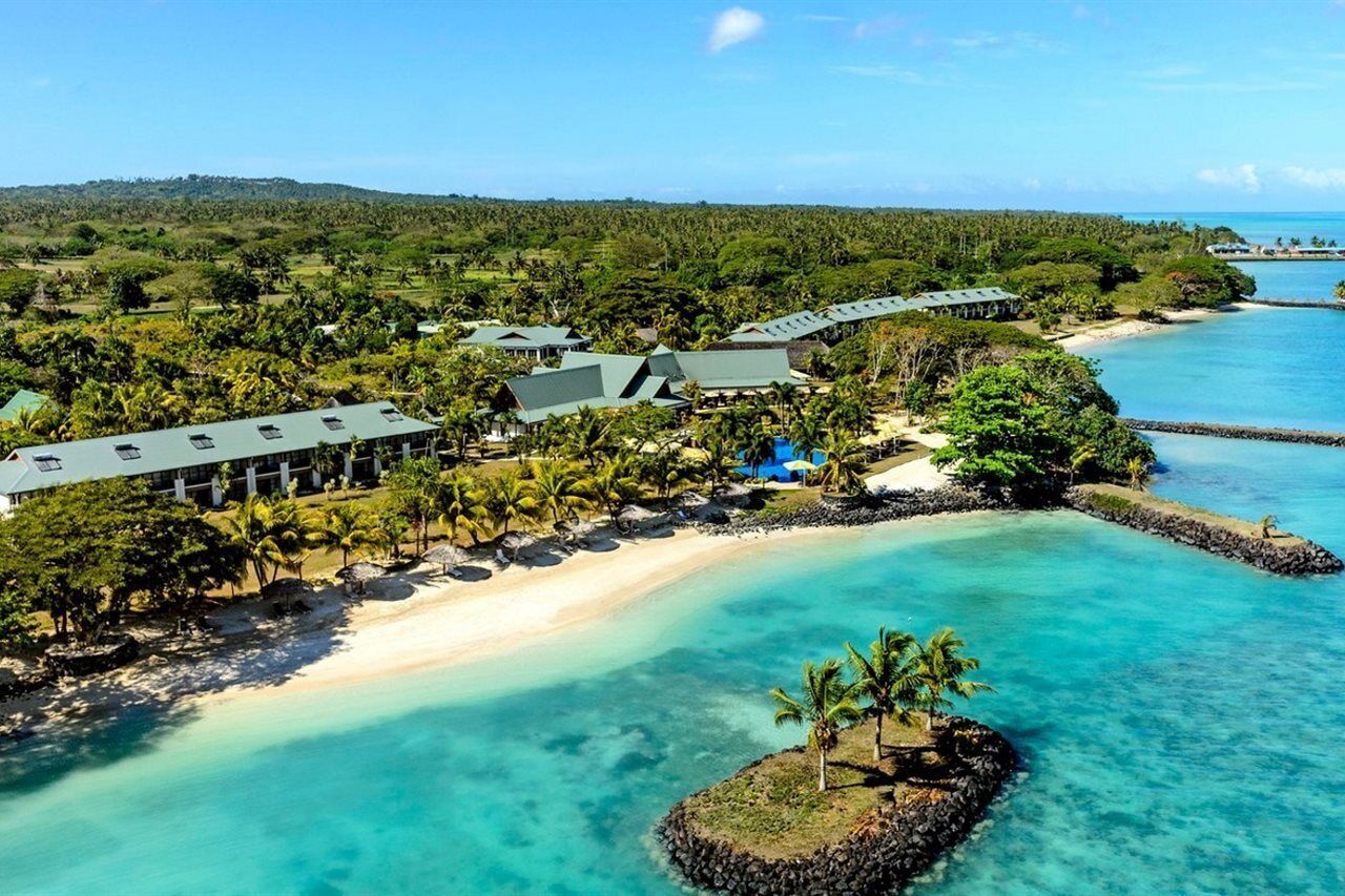 プライベートビーチ、白砂、サンラウンジャー、ビーチパラソル