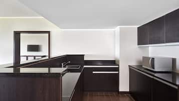 Suite, 1 slaapkamer, aan zee (View) | Privékeuken | Een mini-koelkast, een koffiezetapparaat/waterkoker, een waterkoker