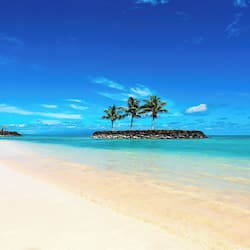 Aan een privéstrand, wit zand, ligstoelen, parasols