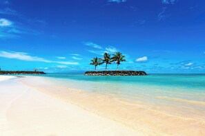 私人海灘、白沙、躺椅、遮陽傘