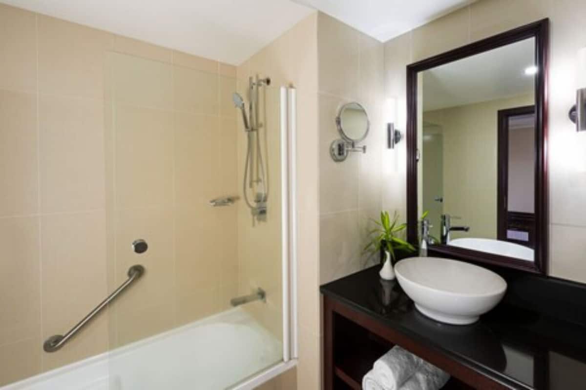 Ilmaiset hygieniatuotteet, hiustenkuivaaja, kylpytakit, tohvelit