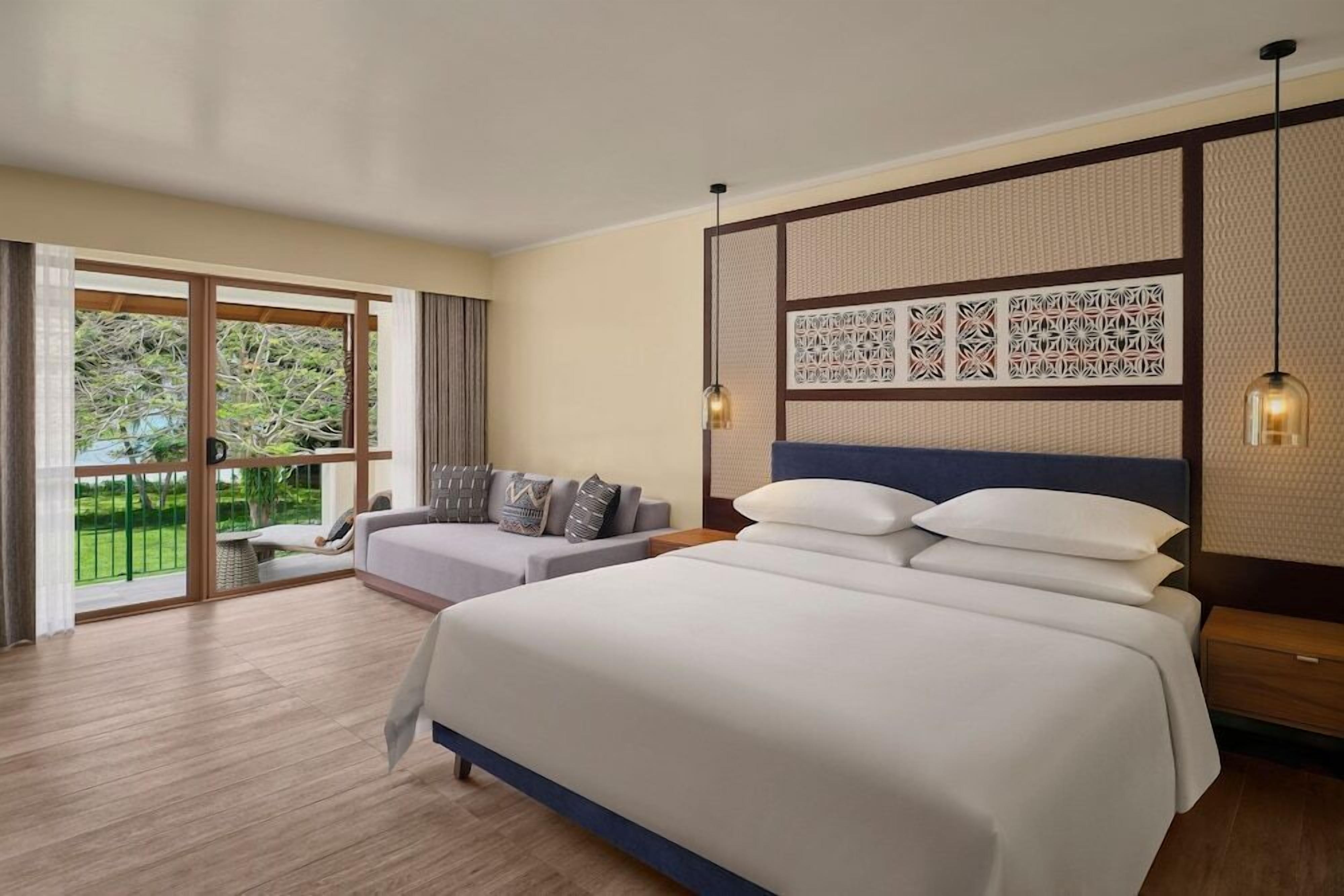 Hypo-allergenic bedding, in-room safe, desk, blackout drapes