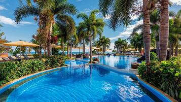 Kolam renang outdoor, dengan payung kolam renang dan kursi berjemur