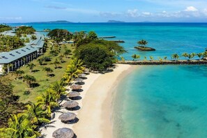 Private beach, white sand, sun loungers, beach umbrellas - Samoa Beach Resort (Mulifanua)