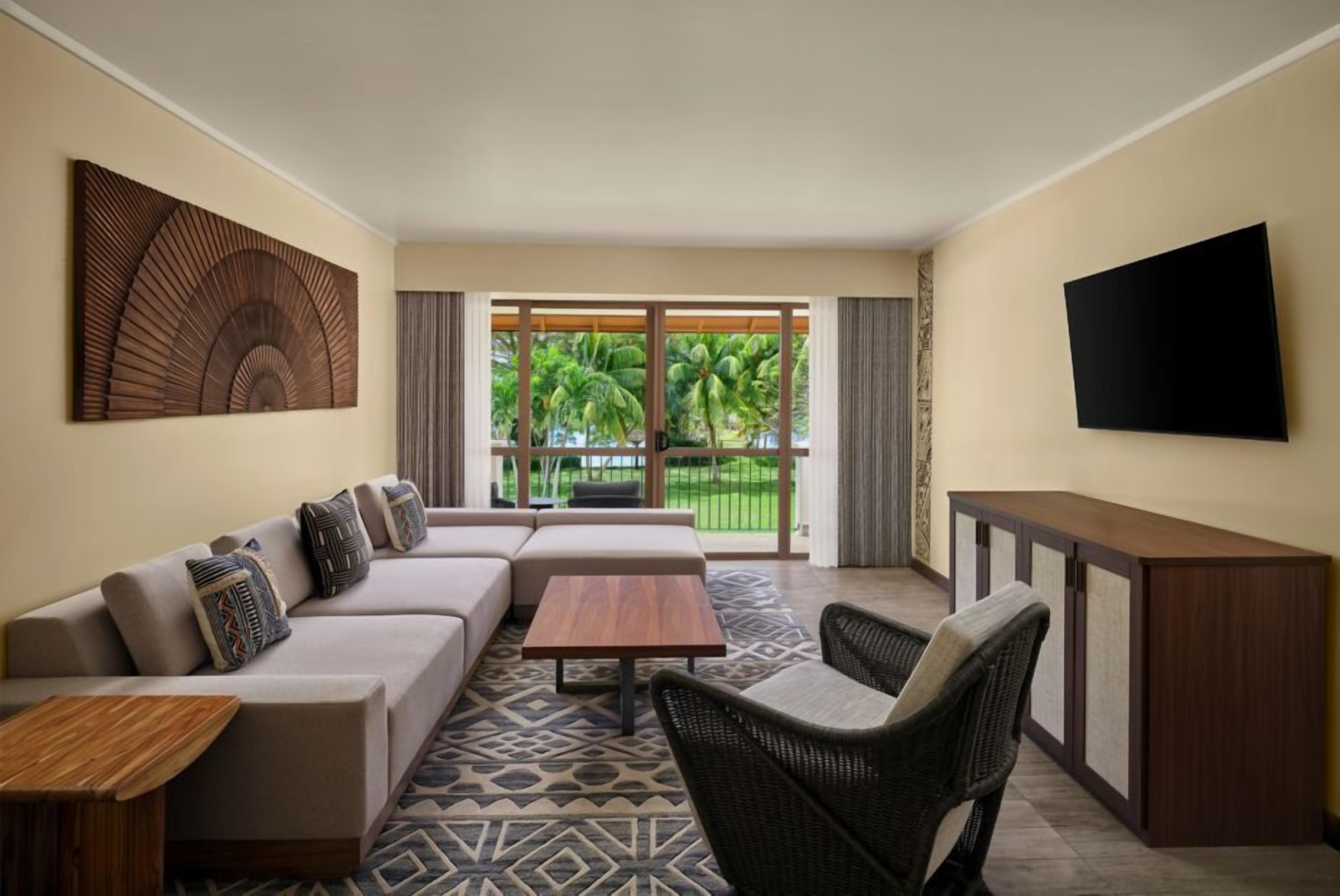 Hypo-allergenic bedding, in-room safe, desk, blackout curtains