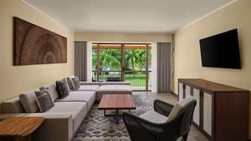 Hypo-allergenic bedding, in-room safe, desk, blackout curtains