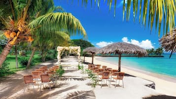 Spiaggia privata, sabbia bianca, lettini da mare, ombrelloni