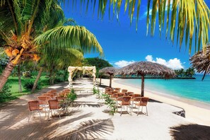 หาดส่วนตัว, ทรายสีขาว, เก้าอี้อาบแดด, ร่มชายหาด