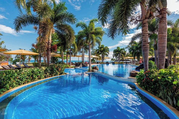 室外游泳池,開放時間為 07:00 至 21:00,提供泳池遮陽傘和日光浴躺椅