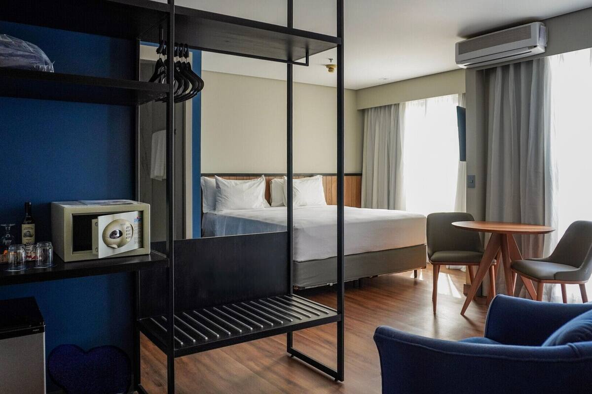 Minibar, caja fuerte, escritorio y sistema de insonorización