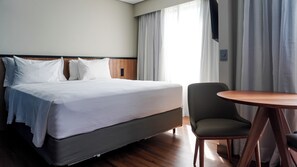 Habitación doble de lujo, 1 cama matrimonial | Minibar, caja de seguridad en la habitación y escritorio 