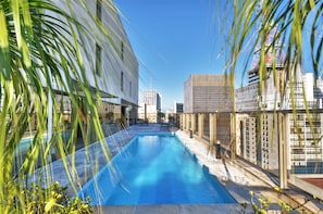 Piscina externa, espreguiçadeiras