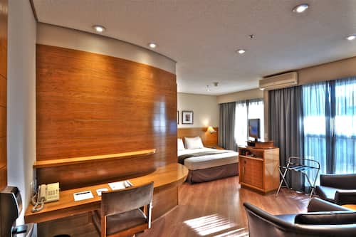 Habitación estándar doble | Minibar, caja fuerte, escritorio y sistema de insonorización