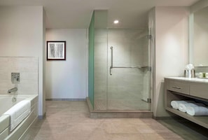 Combined shower/bathtub - Driftwood at the Boardwalk (Myrtle Beach)
