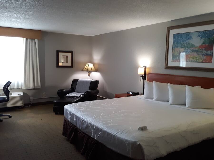 Een bureau, een laptopwerkplek, verduisterende gordijnen