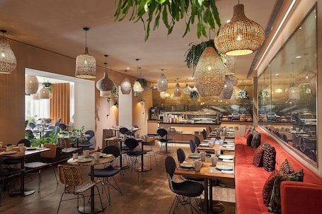 Desayuno buffet diario (EUR 16 por persona)