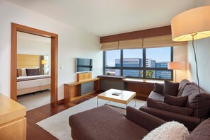 Deluxe Suite, City View | Living area | Flat-screen TV, pay films - Hotel Açores Lisboa (Lisbon)