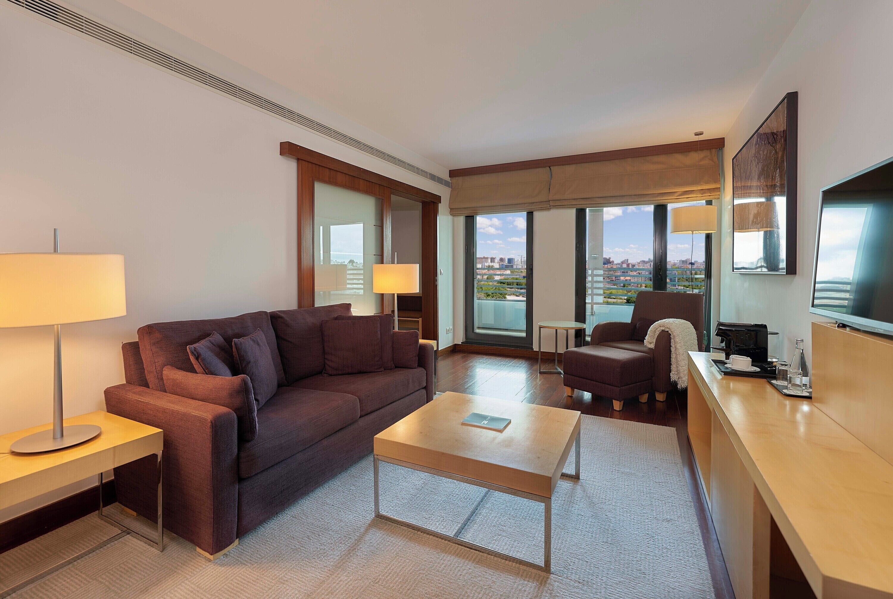 Deluxe Suite, City View | Living area