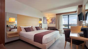 Minibar, Zimmersafe, Schreibtisch, laptopgeeigneter Arbeitsplatz