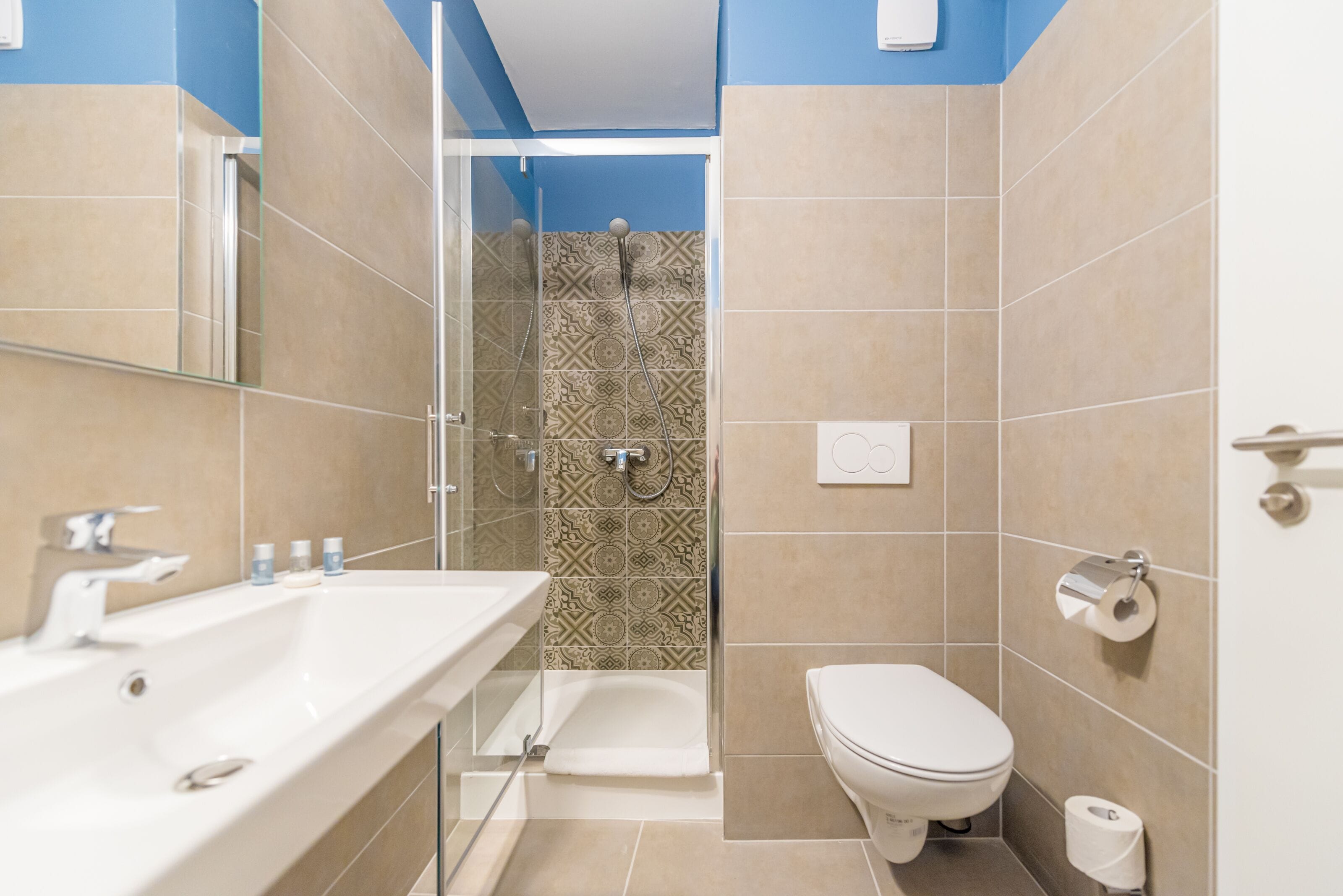 shower, free toiletries, hair dryer, towels