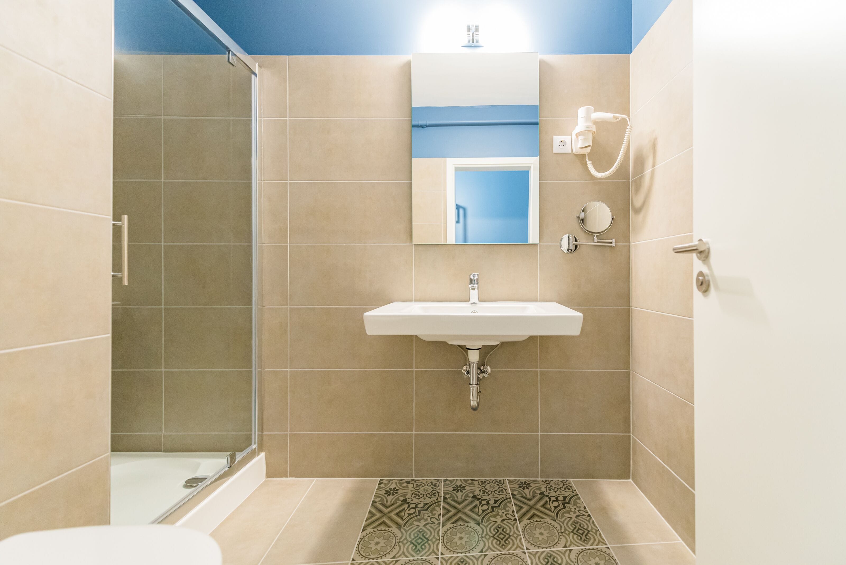 shower, free toiletries, hair dryer, towels